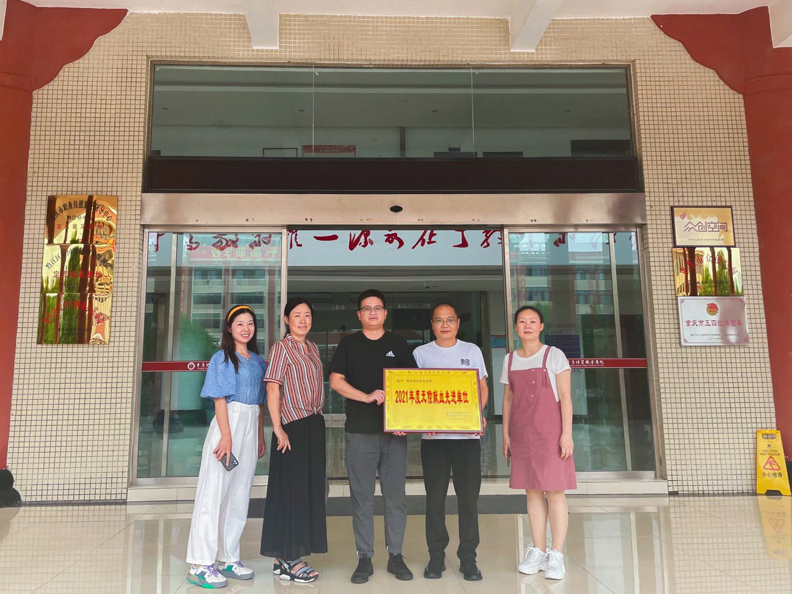 1626074133134077065.jpg 1626070515524025996.jpg